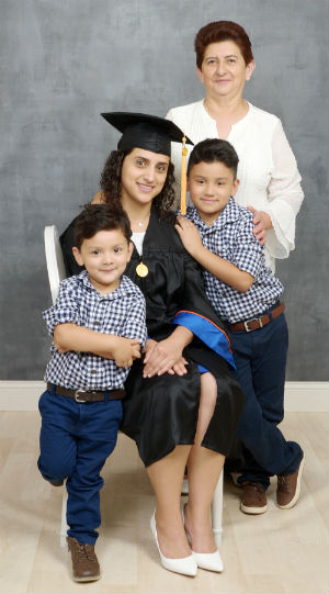 UTA RN to BSN graduate Iris Andrade with her family